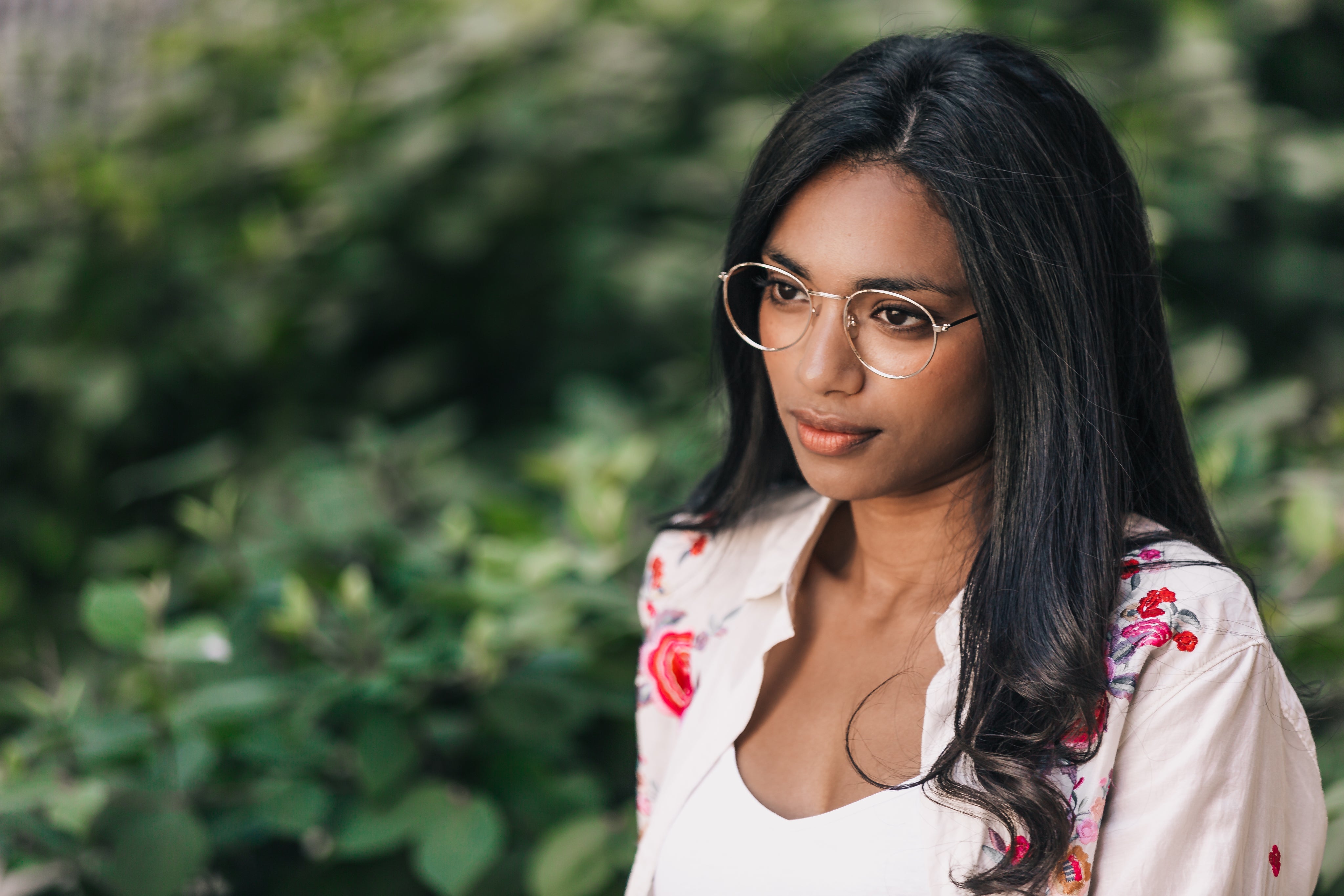 files/woman-in-glasses-in-front-of-greenery.jpg